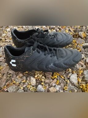 Charly Hot Cross soccer cleats Size 8